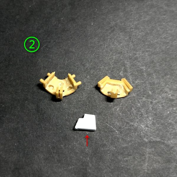 アーティファクトリックディアスの腰下の加工になります。①の画像で左側の元キットの状態から紫色の矢印のように切離します。②の画像で内部フレームを積層プラ板で製作します。③の画像でこの先の加工でバラバラになってしまう為にこの時点でしっかり接着します。④の画像でこのキット構造が独特でスカート内部にフレームがあるので、可動化の為に白色の矢印の部分を切り取ります。⑤の画像で切り取り後はこんな感じに。⑥上部から見てこんな感じに。この状態からその2へ続く🙏（2枚目）