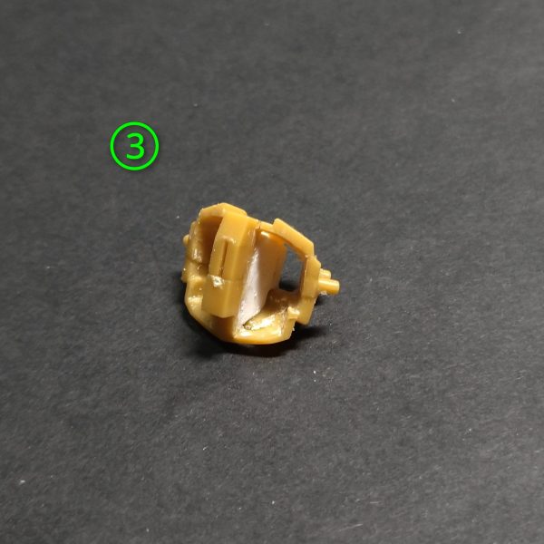 アーティファクトリックディアスの腰下の加工になります。①の画像で左側の元キットの状態から紫色の矢印のように切離します。②の画像で内部フレームを積層プラ板で製作します。③の画像でこの先の加工でバラバラになってしまう為にこの時点でしっかり接着します。④の画像でこのキット構造が独特でスカート内部にフレームがあるので、可動化の為に白色の矢印の部分を切り取ります。⑤の画像で切り取り後はこんな感じに。⑥上部から見てこんな感じに。この状態からその2へ続く🙏（3枚目）