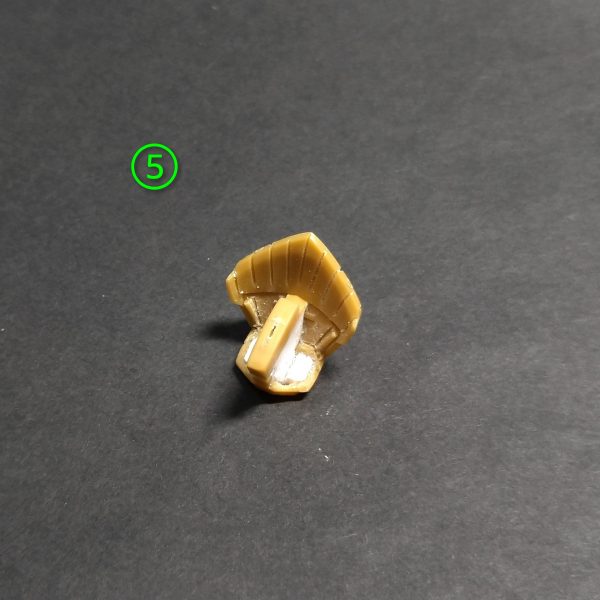 アーティファクトリックディアスの腰下の加工になります。①の画像で左側の元キットの状態から紫色の矢印のように切離します。②の画像で内部フレームを積層プラ板で製作します。③の画像でこの先の加工でバラバラになってしまう為にこの時点でしっかり接着します。④の画像でこのキット構造が独特でスカート内部にフレームがあるので、可動化の為に白色の矢印の部分を切り取ります。⑤の画像で切り取り後はこんな感じに。⑥上部から見てこんな感じに。この状態からその2へ続く🙏（5枚目）