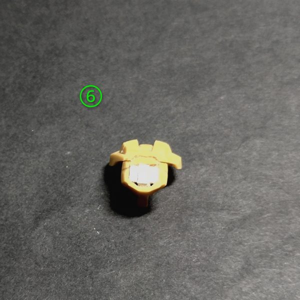 アーティファクトリックディアスの腰下の加工になります。①の画像で左側の元キットの状態から紫色の矢印のように切離します。②の画像で内部フレームを積層プラ板で製作します。③の画像でこの先の加工でバラバラになってしまう為にこの時点でしっかり接着します。④の画像でこのキット構造が独特でスカート内部にフレームがあるので、可動化の為に白色の矢印の部分を切り取ります。⑤の画像で切り取り後はこんな感じに。⑥上部から見てこんな感じに。この状態からその2へ続く🙏（6枚目）