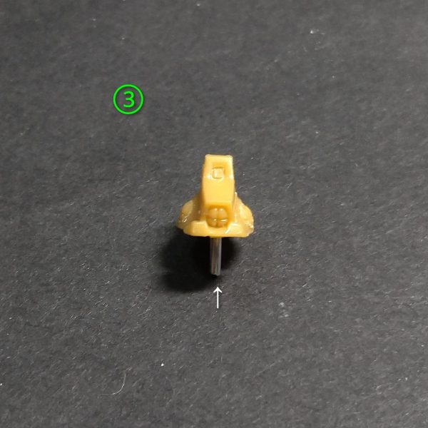 アーティファクトリックディアス上半身加工です。実は今回のが結構重要なポイントでして🙏私的な見解ですが、仮組の段階で頭部に違和感がありまして💦そこで過去のドム的な頭部を埋めて後退させるのをやってみます😊①の画像で赤の矢印の元キットの首部分を切り取り位置を下げて無くなった内部をプラ板で補強します。②の画像で白色の矢印部に接続用のアルミ線を取付け、青の矢印部分に1ミリプラ板で延長します。③の画像で首をアルミ線で接続して可動化します。④で元キットとの頭部高の確認！この状態ではさほど変わった感じが足りませんが、この後の加工でかなり印象が変わります🤣（3枚目）