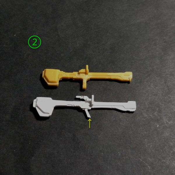 アーティファクトリックディアスの武装、その他の加工になります。①の画像でキット付属のクレーバズーカを積層プラ板で自作します。まずは寸法をだしてプラ板を切り出します。②の画像で接着、スジ彫り後完成。黄色の矢印の部分はグリップを可動式にしました。これで肩に担げます🤣元キットとの比較で元の方が短くてモールドも甘かったので自作を決意。なかなか良い感じになりました🤣③の画像で使う予定があったのと、どうせ製作工程が一緒なので三丁量産しました🤣④でその他の装備類を。リアのバインダー周りは面出しとモールド彫り直しで。紫色の矢印は、ビームピストルの空隙をプラ板で埋めて整形しました。⑤の画像でビームサーベルを自作しました。ビーム部は過去に作ったキットのクリヤーグリーンのランナーをとっておいたのを削り出して整形。サーベル本体は2ミリプラ棒で整形。取付け補強用に1ミリアルミ線で接続。だんだんゴールが見えてきましたね😊（2枚目）