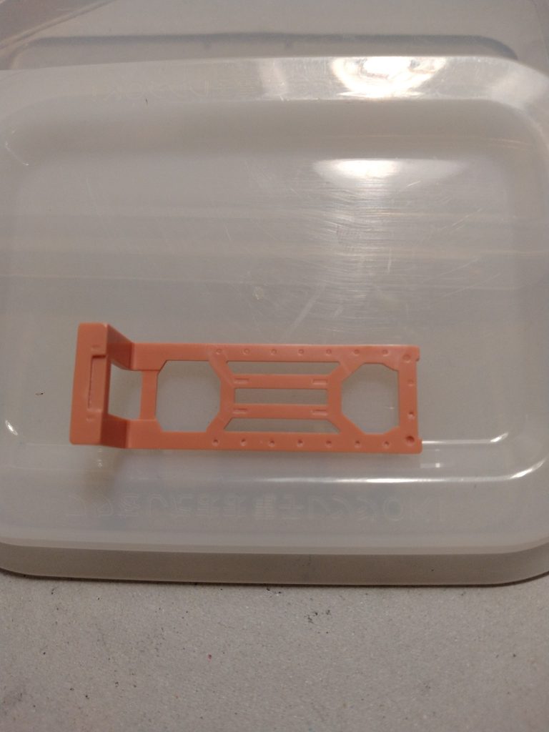 スジ彫り（上部が加工前）キットの個体差かもしれませんがモールドが浅い印象があったので彫り直しています。スミ入れの際にビシッとキマるので今後も続けたいところです。