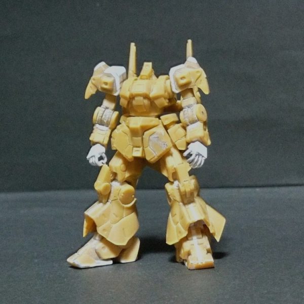 製作中のリックディアスここまで進みました。ここでプロポーションの確認を🤔元キットと比べて、やはり首を下げたのと肩の位置を上げたのが解りますね😊そこで今回もここからプラ板を貼ろうと思います🤣（1枚目）