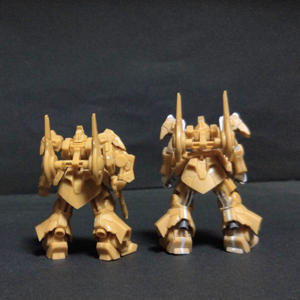 製作中のリックディアスここまで進みました。ここでプロポーションの確認を🤔元キットと比べて、やはり首を下げたのと肩の位置を上げたのが解りますね😊そこで今回もここからプラ板を貼ろうと思います🤣（5枚目）