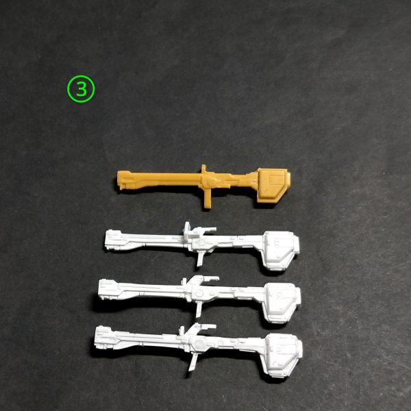アーティファクトリックディアスの武装、その他の加工になります。①の画像でキット付属のクレーバズーカを積層プラ板で自作します。まずは寸法をだしてプラ板を切り出します。②の画像で接着、スジ彫り後完成。黄色の矢印の部分はグリップを可動式にしました。これで肩に担げます🤣元キットとの比較で元の方が短くてモールドも甘かったので自作を決意。なかなか良い感じになりました🤣③の画像で使う予定があったのと、どうせ製作工程が一緒なので三丁量産しました🤣④でその他の装備類を。リアのバインダー周りは面出しとモールド彫り直しで。紫色の矢印は、ビームピストルの空隙をプラ板で埋めて整形しました。⑤の画像でビームサーベルを自作しました。ビーム部は過去に作ったキットのクリヤーグリーンのランナーをとっておいたのを削り出して整形。サーベル本体は2ミリプラ棒で整形。取付け補強用に1ミリアルミ線で接続。だんだんゴールが見えてきましたね😊（3枚目）