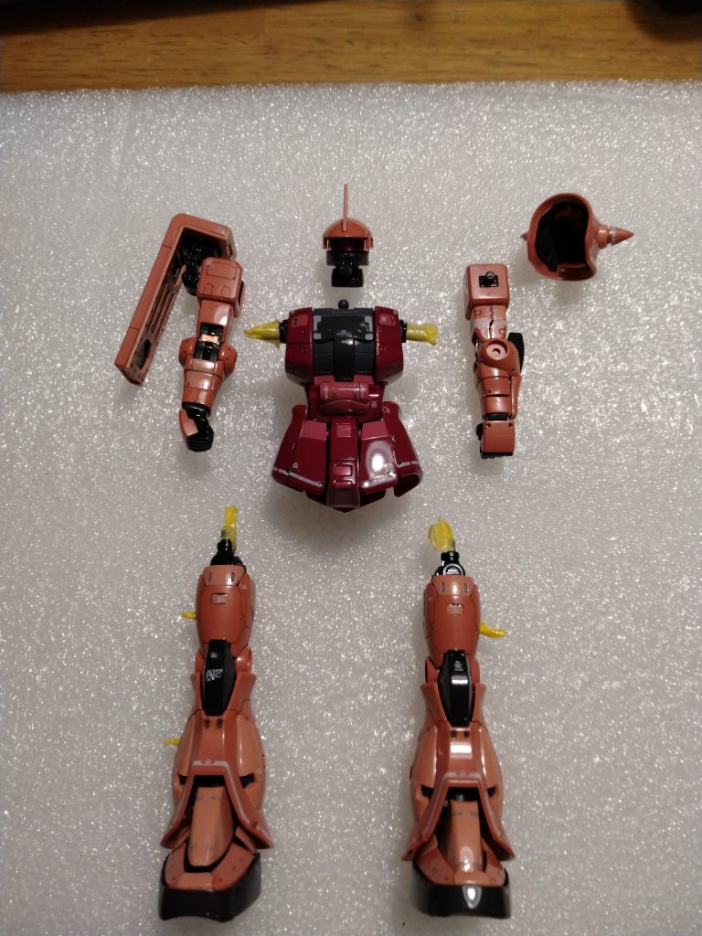 スミ入れとトップコートシール貼り付けの後にパーツとの段差を埋めるために光沢スプレーを吹いてます。箱絵のイメージに一番近いです。