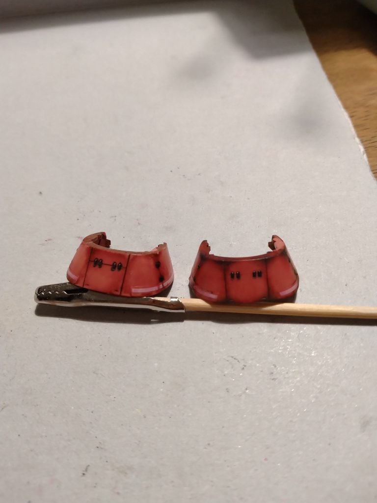 グラデーションとハイライトと汚しRGということもあってとにかく情報量が多いです。なので色合いを揃えたりエッジを少しだけウェザリングマスターで当てるだけでも十分だったんですがデカールが悲惨なことになったので汚したりして誤魔化してます。パーツ分割の多さが効してパネルラインの重なる箇所に加工できるのはこのキットの優秀な所だしここまでやればチッピングも挑戦したかったですね。ザクのキットはそういう気持ちにさせてくれます。