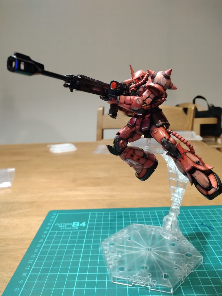 武器のダボ穴と手の平の穴にそのままプラ板を通してますがちゃんと武器を構えることができました。私に跪け、神よ！最高のセリフです（劇中では対艦ライフルではなくバズーカでしたが）。この時点で腰が前後することを知りました。アドバンスジョイント恐るべし。