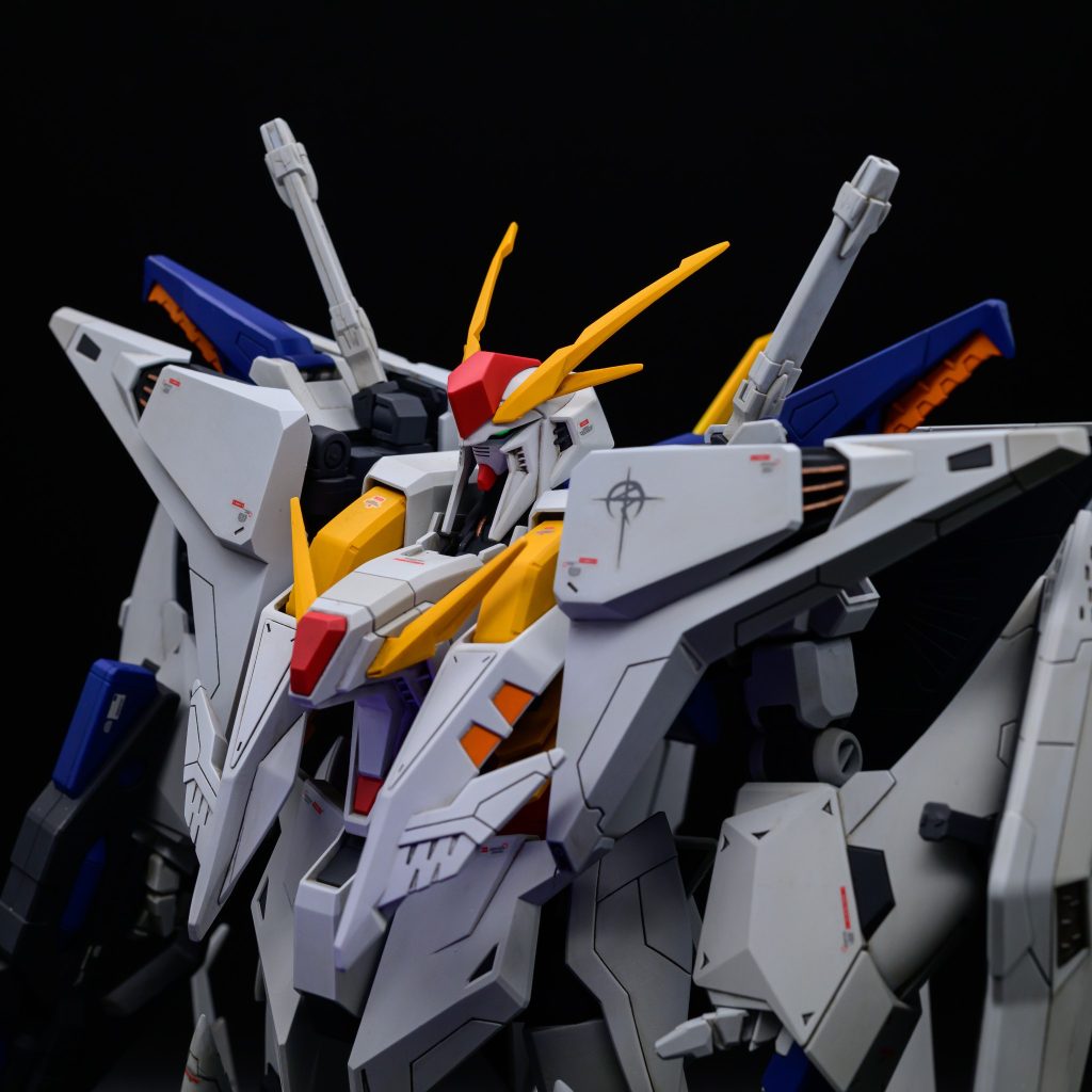 ガンダムフェイスはHG νガンダムから拝借しました。ツインアイがパーツ分割されてなくて塗り分けが大変でした。