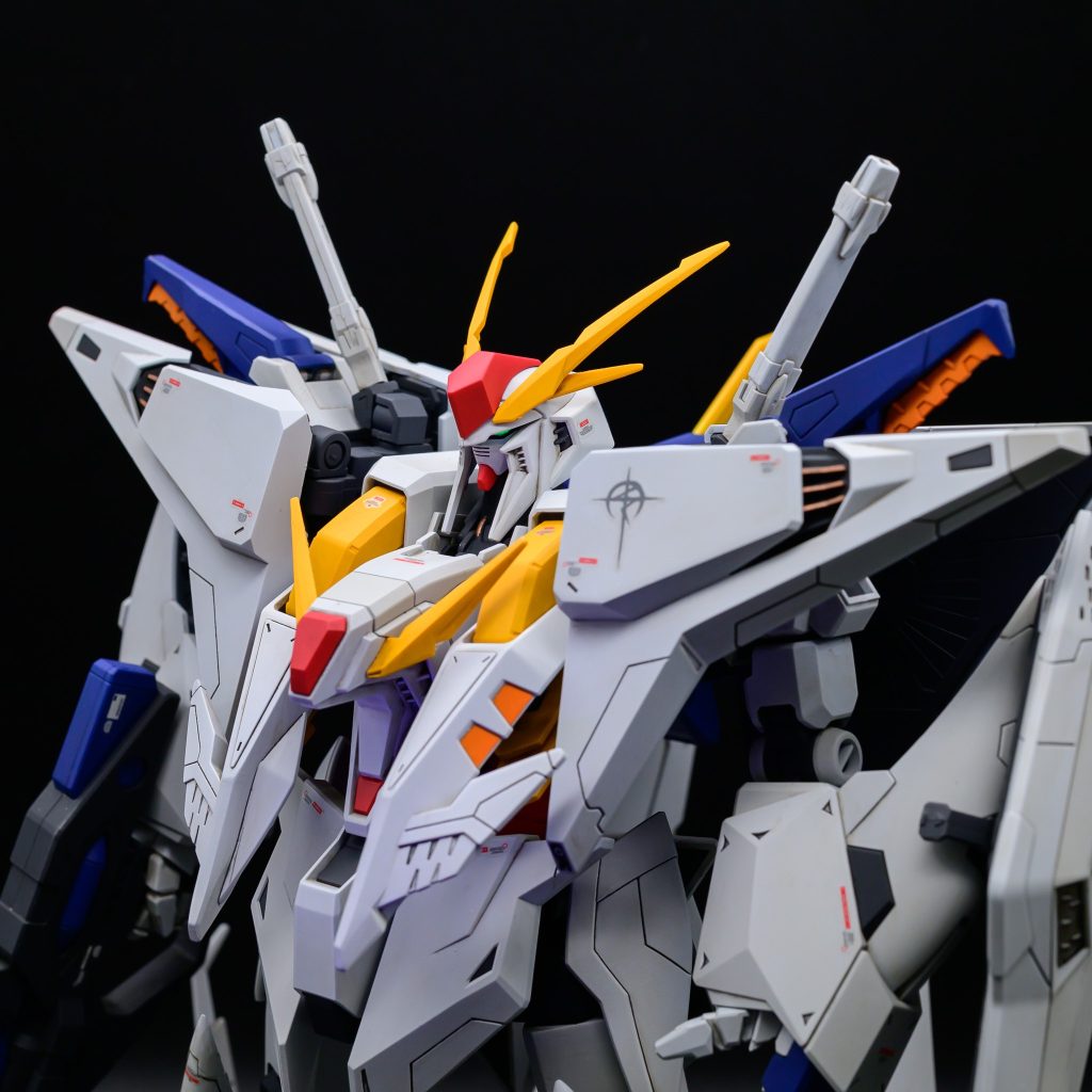 ガンダムフェイスはHG νガンダムから拝借しました。ツインアイがパーツ分割されてなくて塗り分けが大変でした。