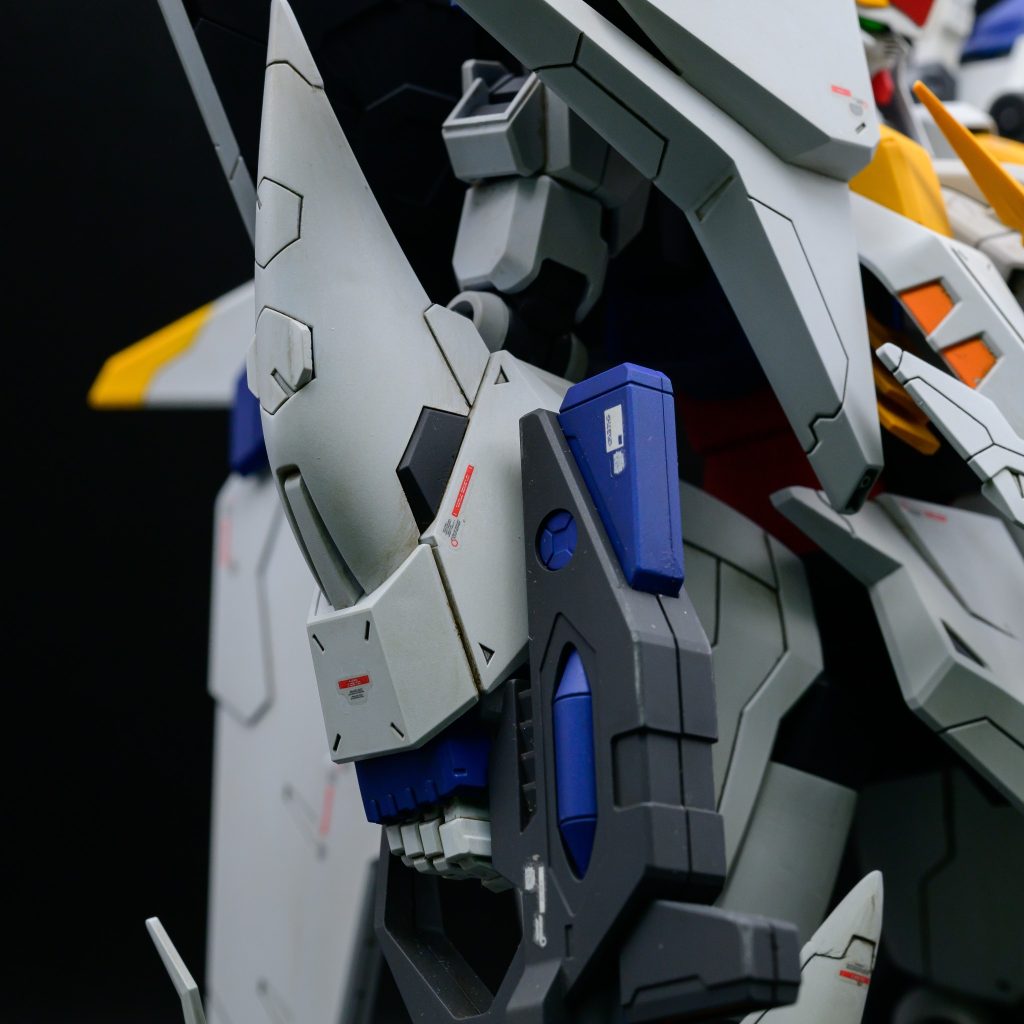 クスィーガンダムは白くて面が広いので、ウェザリングで表情を付けました。ガンダムフェイスになっているので、ロールアウト直後ではなく、幾度かの戦闘で汚れた感じにしました。