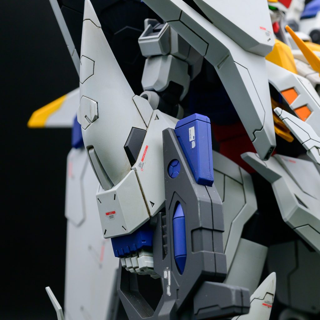 クスィーガンダムは白くて面が広いので、ウェザリングで表情を付けました。ガンダムフェイスになっているので、ロールアウト直後ではなく、幾度かの戦闘で汚れた感じにしました。