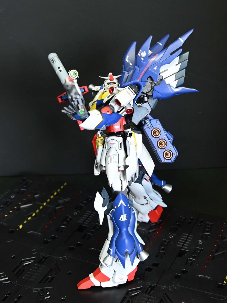 A:この空域でアナハイム(AE）が新型のテストをしているだと！:なんだあの機体は、ガンダムタイプの新型だと！！B:脚部やブースターの形状はシナンジュと一致します。やつら戦後の混乱に乗じて総帥のシナンジュを回収したとの噂もありますし・・・A:やってくれたなアナハイム　どさくさで回収したシナンジュをリペアして量産型νの頭部センサーを移殖、ブースターの大型化とロングレンジライフル、ユニコーンで好評だった腕固定のビームサーベルを装備、盛りすぎて燃料が足らない事に後で気が付いた。まともに修正されたのがシナンジュスタインになる。という間の機体をイメージしてます。ちょうど量産νも設計されてそうですし。スタインからなら頭部替えるだけで良かったのに２割引きに釣られてシナンジュ購入したので時間かかりました。何とか完成できて良かったです。