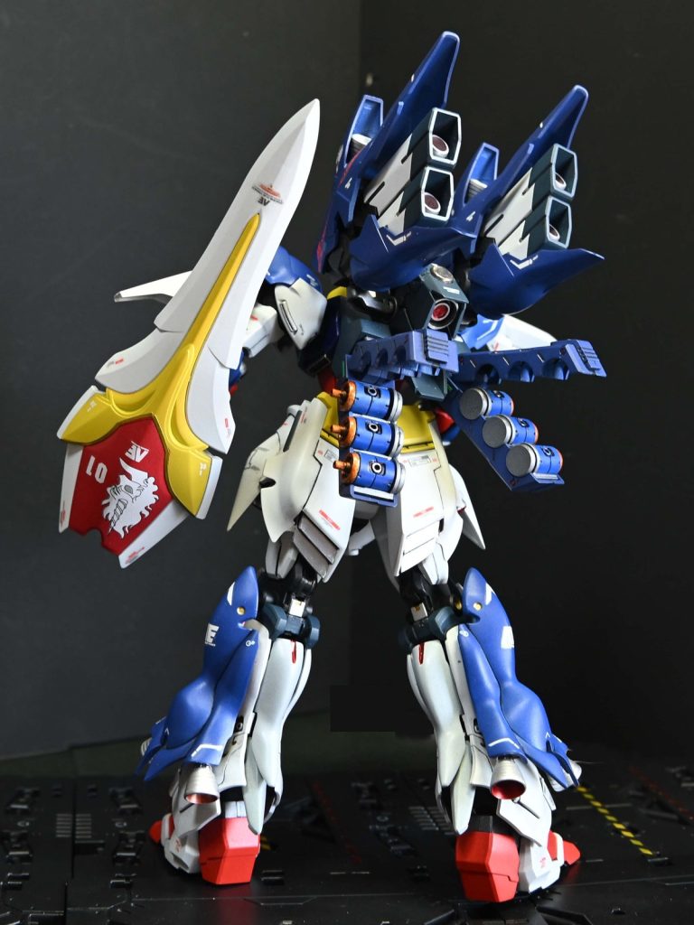 バックショット。ファンネル６個装備しています。差し替えればタンクにも換装可能ですが、タンクはショートにカットしたので今回は無しで。本当はファンネル飛ばしたかったけど、力尽きました。外さないなら有線インコム設定でも良いかも。
