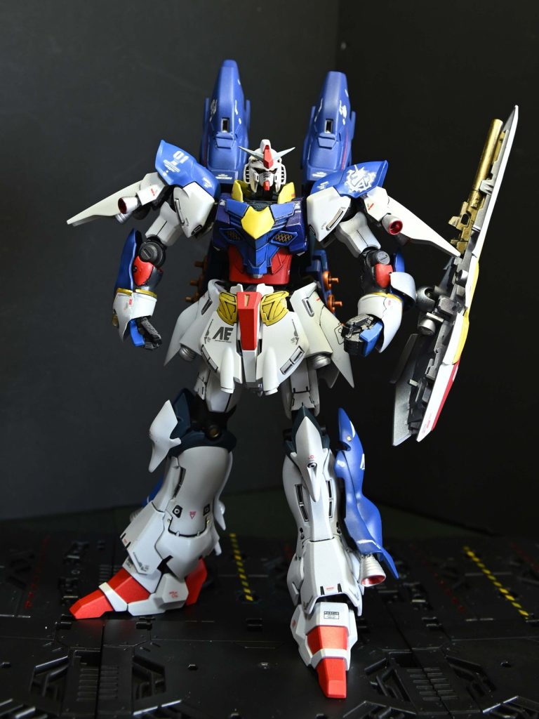 ブースターを上に上げると立てる！？シールド重すぎて腕が抜けるのと肩アーマーにνの太股裏を移殖したら干渉してうまくシールド持てませんでした。シールド基部にボールジョイント加工したので左右に振ればなんとか装着は出来ます。上腕のカバーはνにして角ばらせています。