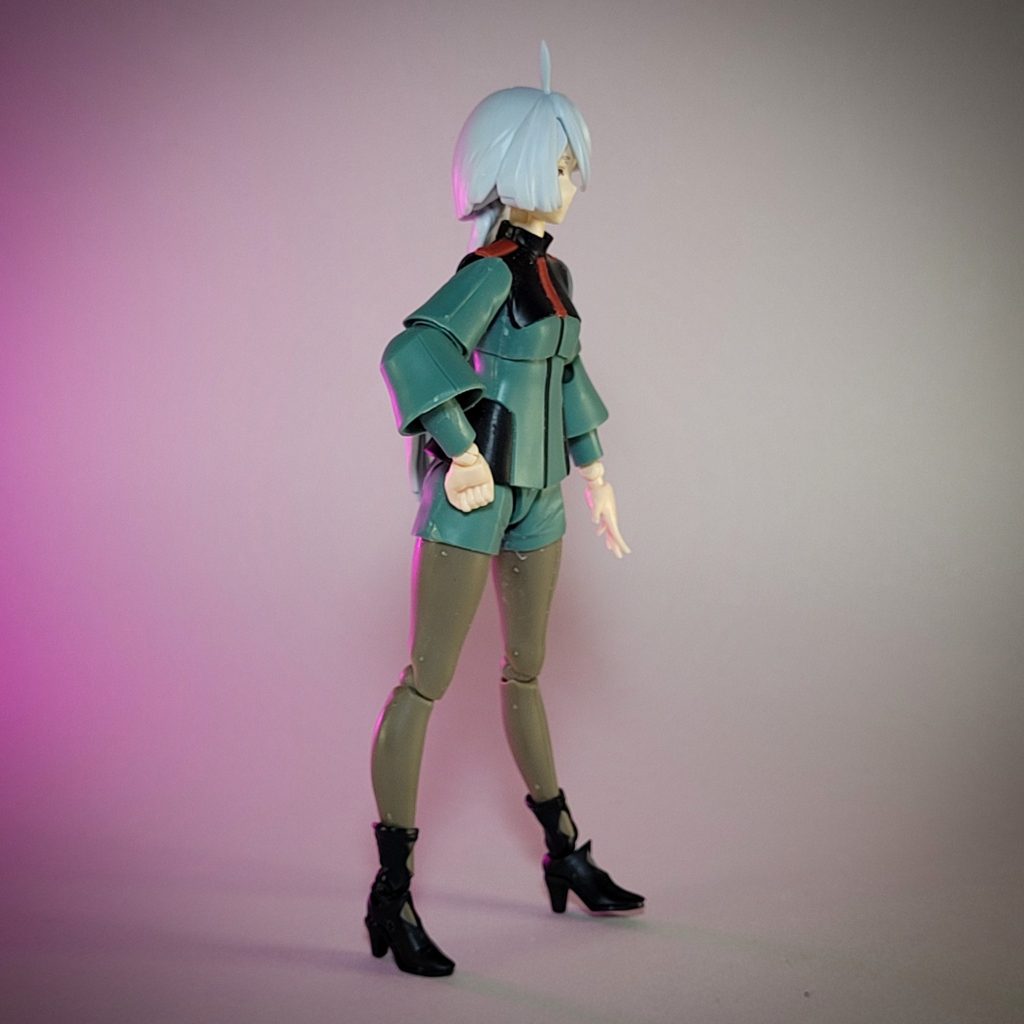 左斜めからのショットです。立体感が際立ってシルエットの美しさがよく分かります。