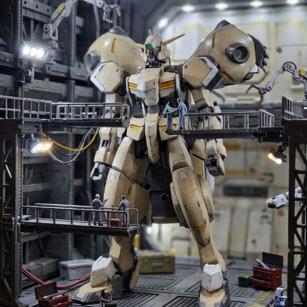ChatGPT, Copilot, Gemini に同じプロンプト「背景を宇宙船の整備ドッグにして、整備中のロボットのような加工にしてください。ロボットは照明意外手を加えないで。」一発で出てきた写真比較です。プロンプト、「以外」を「意外」とミスってるのは原文ままです。採用されたChatGPTの出力は、本投稿の方を見てください。1枚目、Copilot。悪くはないが人のサイズ感が違う。まあ細かい事は指定ないけど、ガンダムだとは思ってないようだ。2枚目、Gemini。プラモデルだと判断したらしく、ジオラマ風に仕上げてきた。これも悪くはない。それぞれダイエットのために、PNG->JPGだけ変更しました。ビルダーズノートは、ビルダーズノート製意外のAI使用もダメらしいですね。&nbsp;（2枚目）
