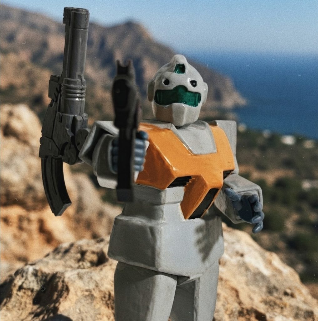 開き手パーツと交換してあぶない刑事っぽいポーズも可能。パイロットはタカ（舘ひろし）でガンダムが整備中のためこれに乗って応戦しているイメージで。ちなみに背景はジブラルタル海峡である(gundam-kao2)
