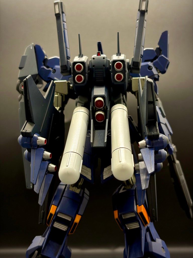 プロペラントタンクは本来グレーなんですが、全体のカラーが暗いのでアクセント目的で白に変更バーニアとかは全部エナメルのシルバーで塗装しました。一部分はゴールドにしようか悩んだんですけど、いまだにどっちが良かったかはわからん