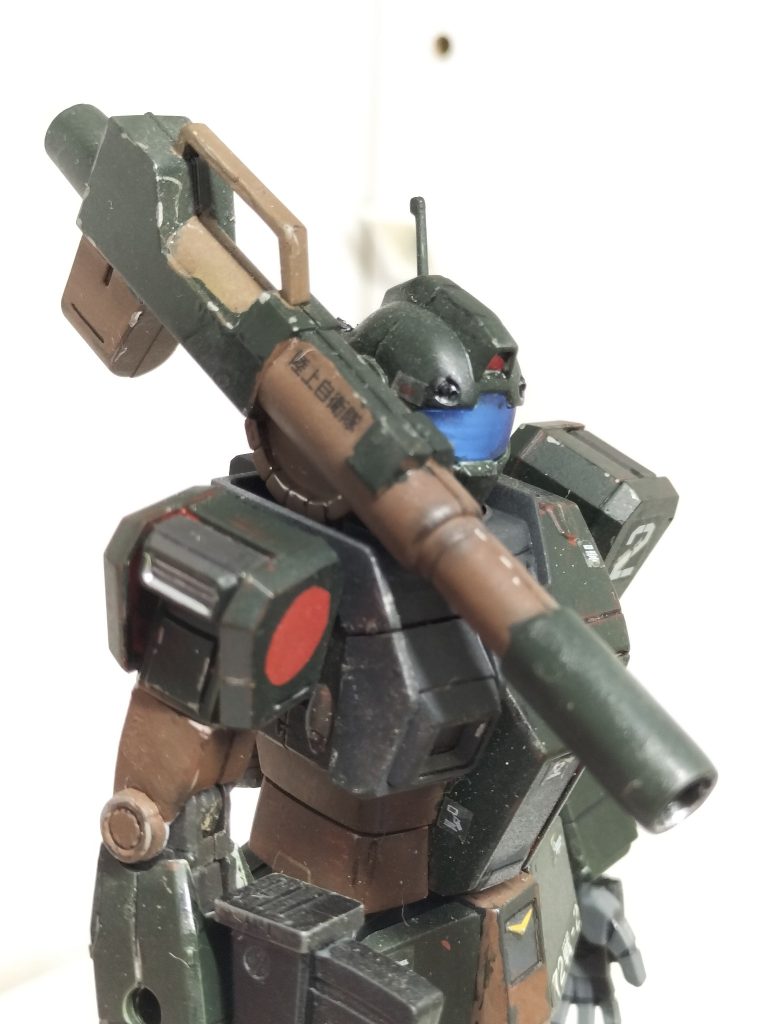 日の丸つけたほうが自衛隊っぽいよなぁ〜と思い、日本軍プラモからデカールを頑張って円形に切り出しました。なくてもよかったか…？アンテナは1本に減らしました。MS作れるなら通信技術も発展してるだろうし2本も要らんだろう！たぶん！(落として折れたなんて言えない)