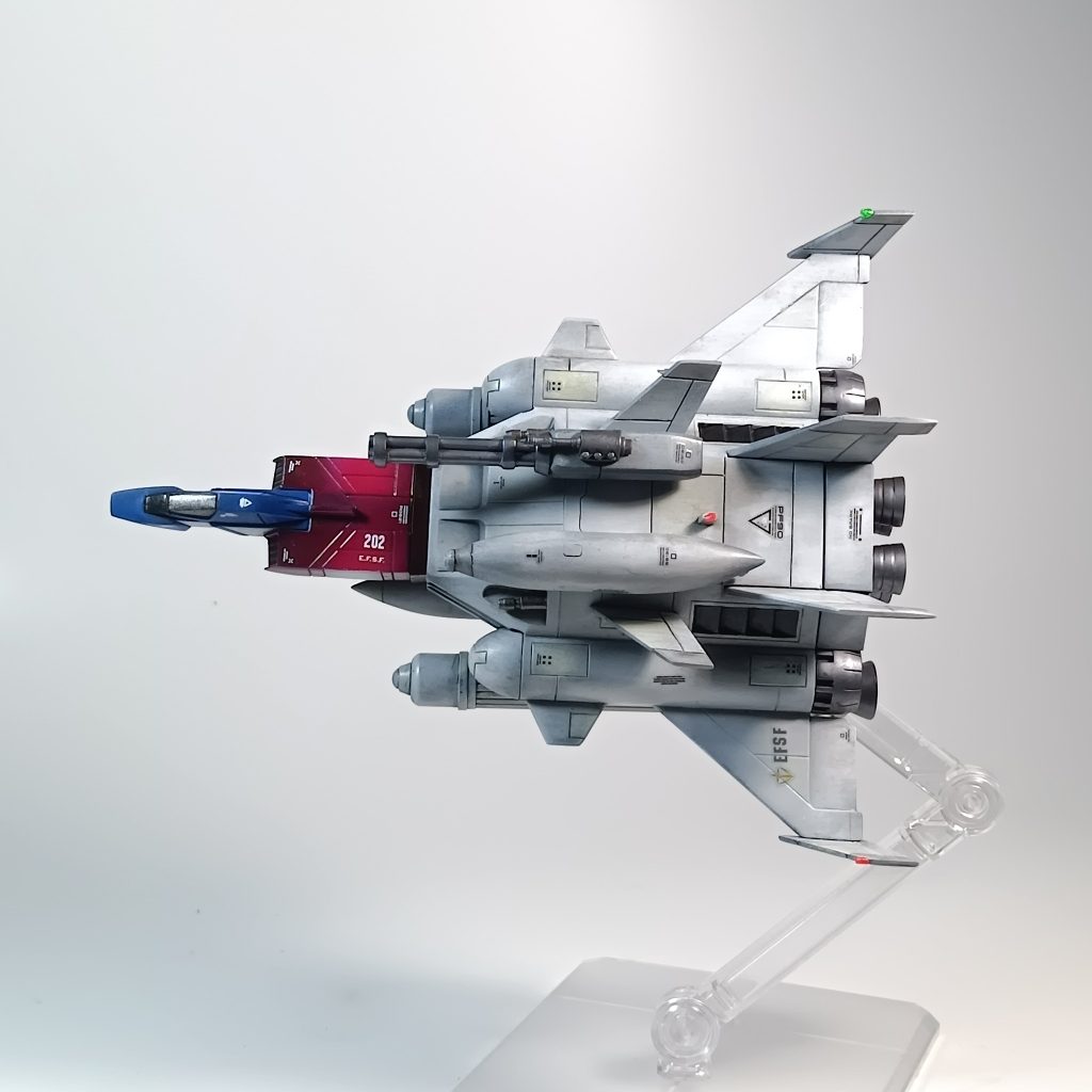 ナビゲーションライトを付けて航空機らしさを出しました。