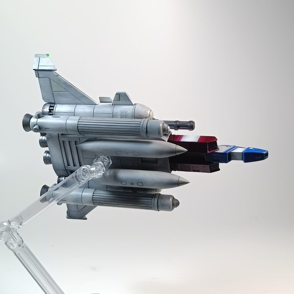増設タンクはハセガワのF/A－18Cホーネット　1/72から拝借しました。ロケットモーターはオプションパーツのブースターを付けました。