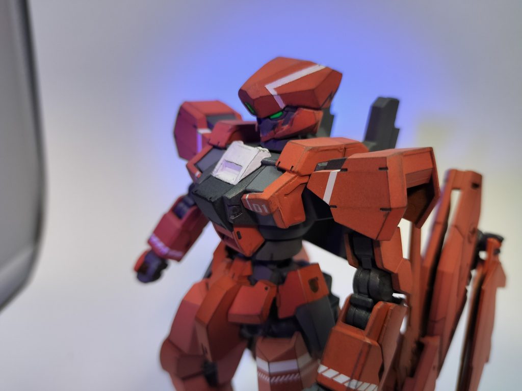ガンプラの中で一番近い顔がルブリスでしたが、上半分の形状が似ているものがどうしても見つからなかったため、はじめてでしたがパテで作成しました。胴体もプラバン等でそれっぽく加工しました。