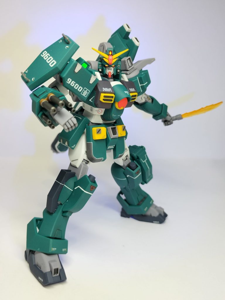 ナイフを構えて✨️流石の最新キット、ポージングが捗りますね(gundam-kao3)