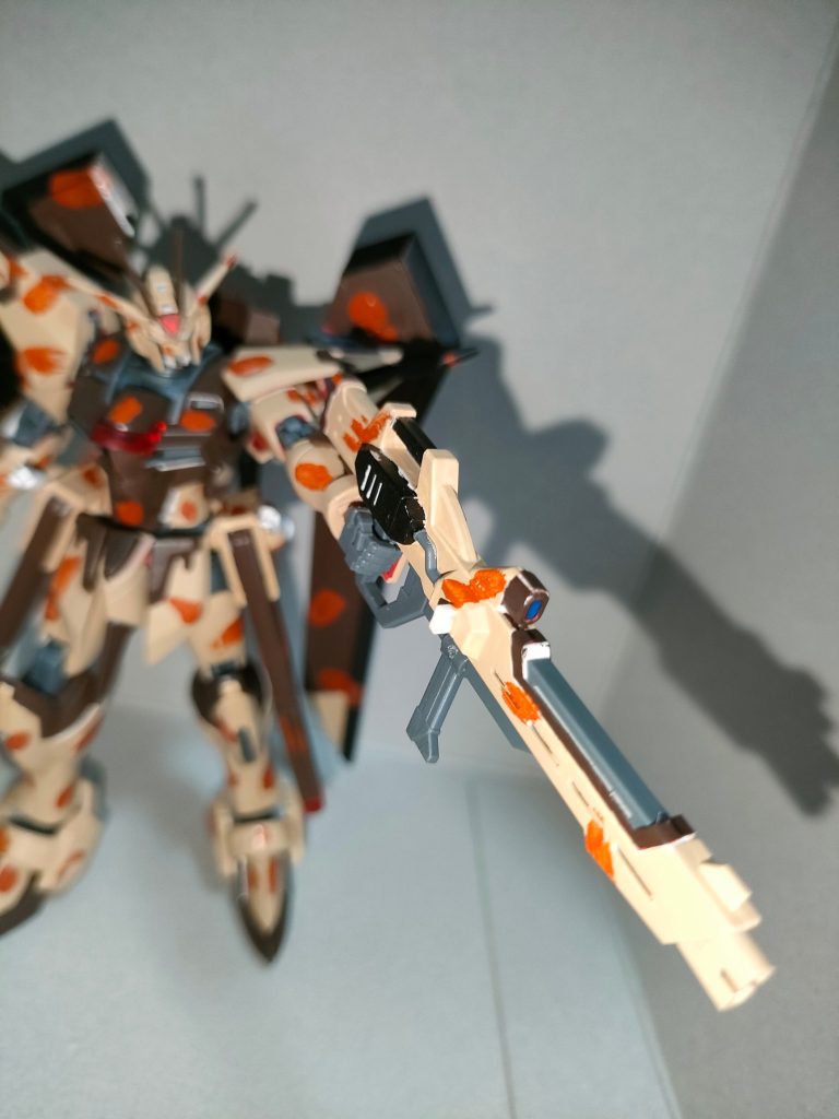 　取り回しはライジングフリーダムとイモータルジャスティスと何ら変わらないが、例の技術屋のパイロットは、人をおちょくってような試すような動作で敵機を撃ち、流石に怒られた模様。