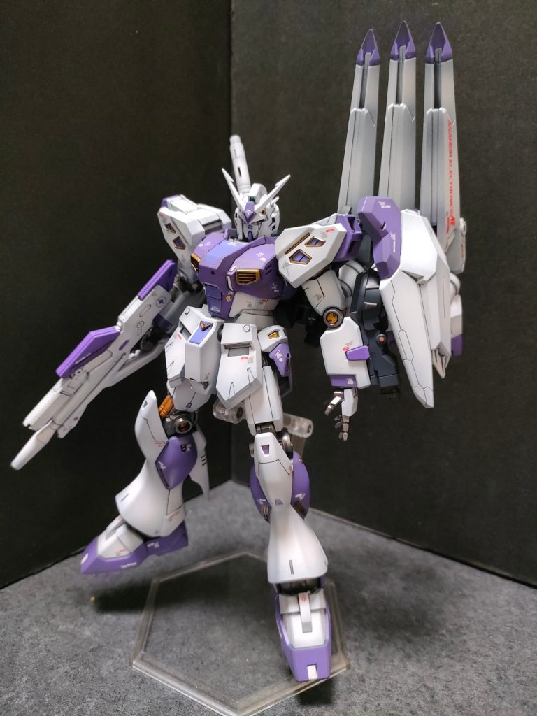 量産型νガンダムのカラーリングがどうしても受け付けない。あのミントグリーンと差し色のグレーは・・・と言う事でオリジナルカラーリングで。写真を見てアレッと思った方もいると思うけどマフティ仕様にしてあります。クスィーガンダムに破壊された量産型νガンダムを回収しマフティ仕様にチューンナップしたという設定。ハサウェイがνガンダムに壊された自分を超える為に量産型νガンダムに乗り込み全ての欲望の先に行くというif。&nbsp;