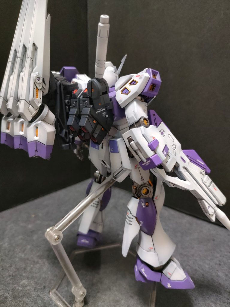 バックパックは黒サフ〜ミックスしたグレーのグラデーション。フレームはガイアのスターブライトアイアンをメインに話題になってる水性マーカーで部分塗装。&nbsp;&nbsp;