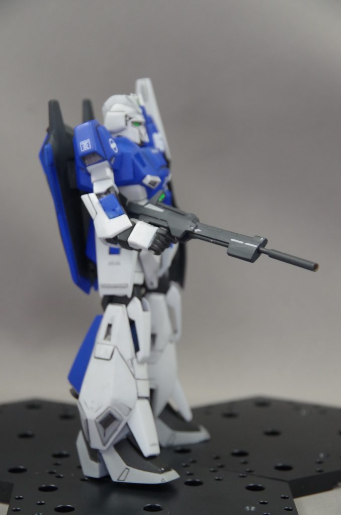 もちろんビームライフルも持てます。銃口がダルダルだったので真鍮パイプに変更しています。