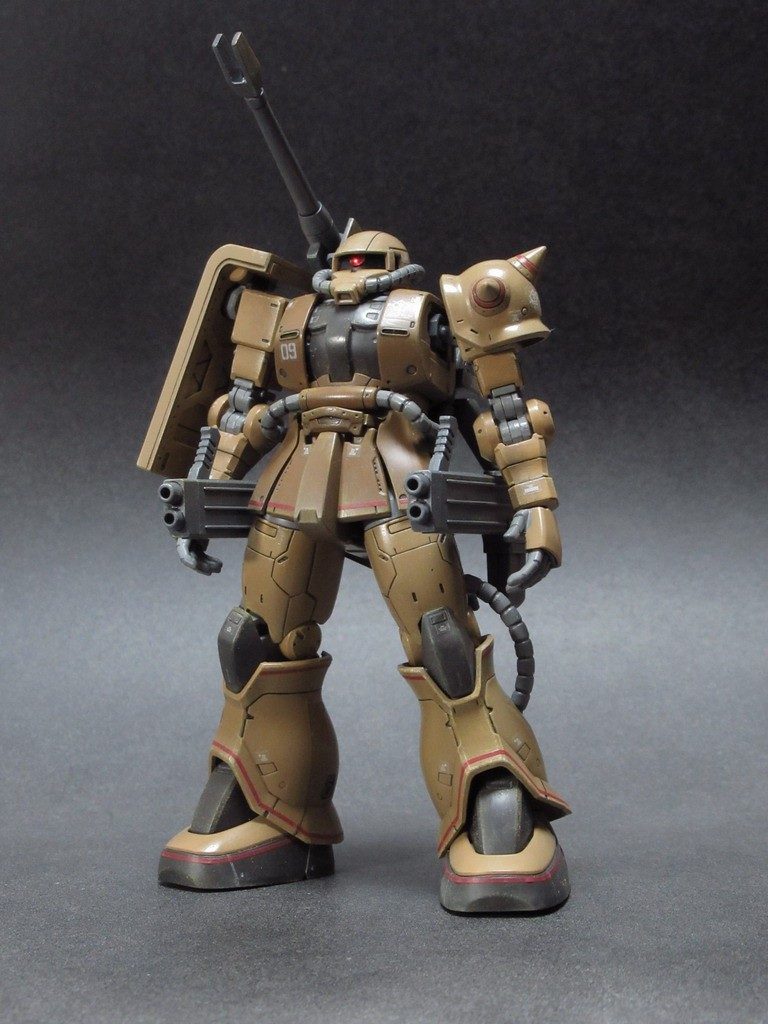 ザクキャノンという機体はもっと全体的に改装されて頭や脚も違うデザインなのですがこいつはバックパックだけキャノン仕様という半端もの。