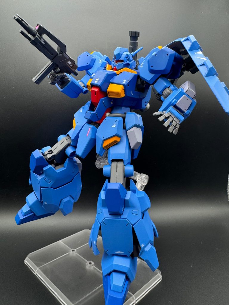専用のガンダムデカールを使用各所にある穴は掘り込んで立体感を出しています