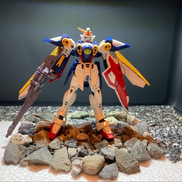 傷ついたウィングガンダム