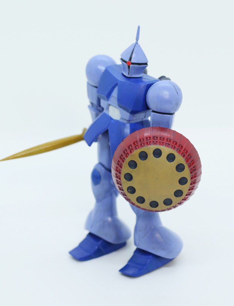 盾を塗るのがめんどくさいと思っていましたが、「盾がないとギャンじゃない(過激)」な家族の意見から頑張って塗る事にしました。夜遅くに塗り始め、塗り終わった頃には次の日になっていました。そのおかげで私の好みそのままな盾が出来上がりました。