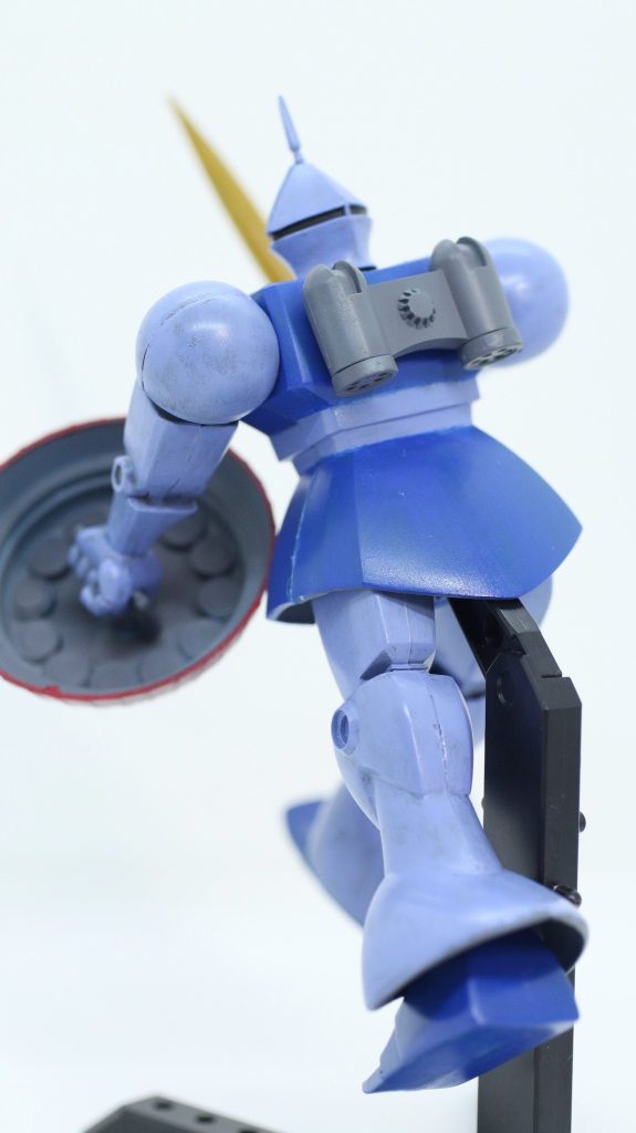 ところで、この脚の可動域の狭さはどうしてこうなったんでしょうか。しっかりと曲がってくれません。そして今気づきましたが手の向きが恐ろしい事になっていますね。