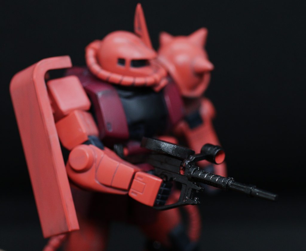 スコープ部は成形色そのままで、銃本体にアクリジョンの「黒鉄色」を塗ってみました。