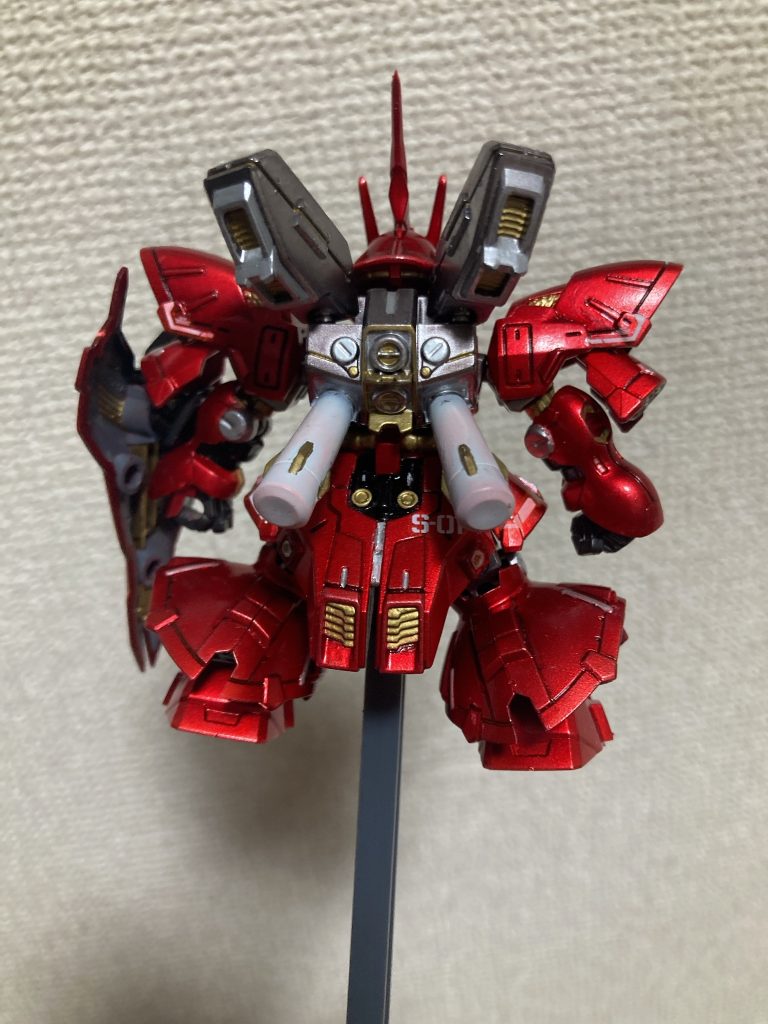 vol 12のナイチンゲールに出来るサザビー素体、これと比べるとクオリティ下がっていて手抜き感凄く少し残念に感じました。ビームサーベルとかも色なくなったり、ライフル系も大きさ小さくされたり、食玩としてあの値段で出すにはこういう削り方しないとダメなのは分かるけど、残念っすね
