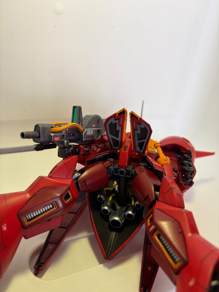 MGのようにスカート裏側にフレームを自作しましたが足を付けたら見えなくなったのでここから撮影😳スラスター部切り抜いて裏からそれらしい物を貼り付けました😅&nbsp;