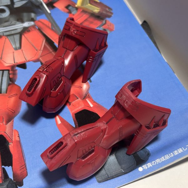 とりあえずバラして、関節強化をしつつ合わせ目消し、ディティールの彫り直しをしてます。ディティール多すぎ。片足だけで1時間は彫り直しをしてます。（2枚目）