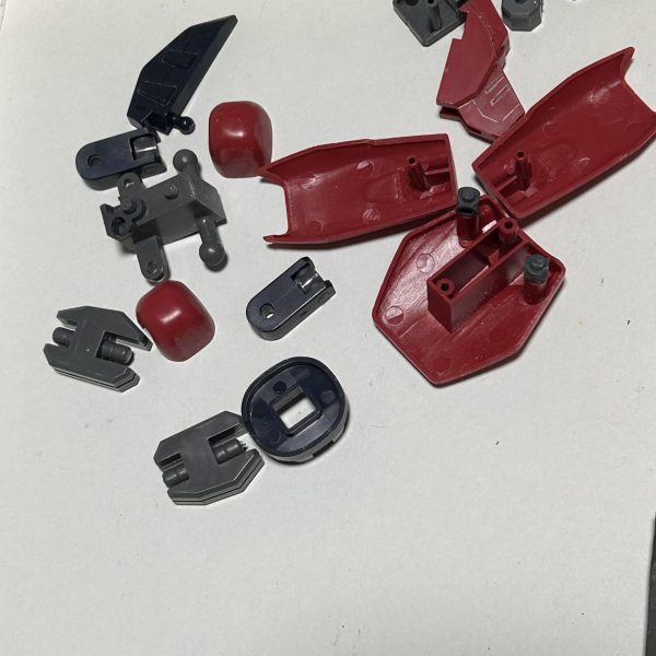 中古の組み立て済みキットをバラしてお直してるのですが、ゲート跡がえぐれているパーツが多く穴埋めしまくってます。モールドの甘すぎて彫り直しも新規で掘ってるのと変わらないくらいに大変です。全然進まないので、積みたくなりますね。それでも毎日1パーツずつやればいつかは終わるはずと思いながら、コツコツやっていきます。たまに他のキットに浮気するかも。2枚目はすぐにでも塗装できるところまで処理を終えたもの。全体の1/10くらいかな。効率悪いけど、メンタル保つために塗ってもいいかも。（2枚目）