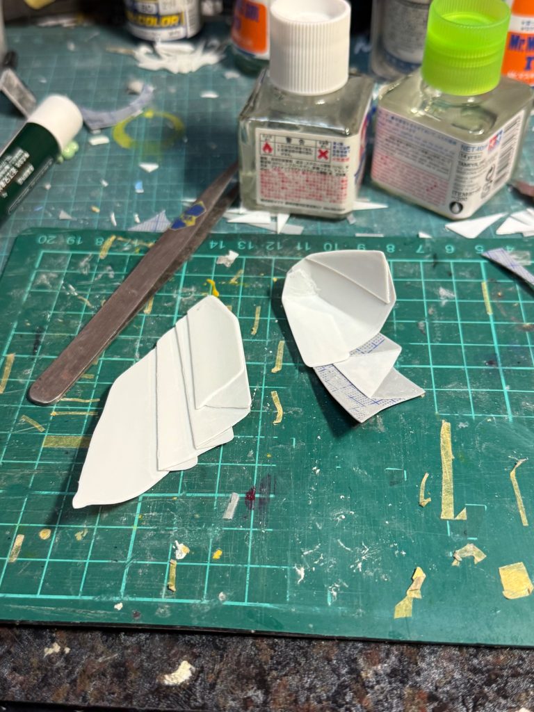 腰巻きはプラ板を熱で曲げながら作りました。