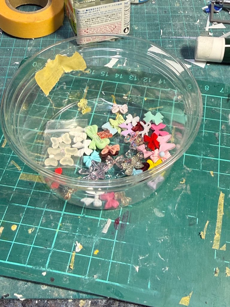 小さなリボンはネイル用デコパーツを使いました