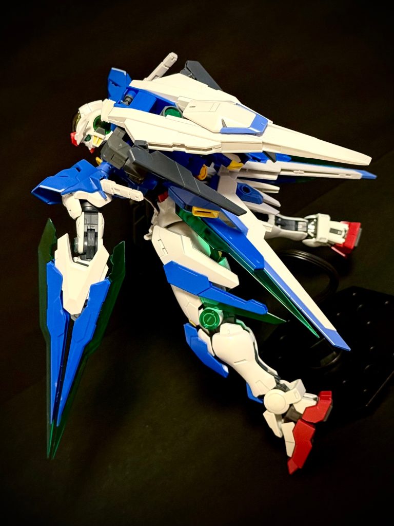 ガンダム　エクシアル［T］ビットオンフォーム　分離したGMビットステイヴを、エクシアル本体各部に装着した状態。機動性能を始め、攻撃性能、防御性能それら全てを飛躍的に高める事が出来る。その向上した機体性能には、エクシアルに乗り慣れていたスレナでさえ、戸惑いを隠せなかったほどだった。それもそのはずである。ビットオンフォームの特徴として、GMエスカッシャン基部のバインダー内に搭載されたもう一つのGMドライヴが、エクシアル本体のGMドライヴと直列で接続し、数倍の出力を出すことが出来るのだ。そして、その状態で初めて“GMドライヴを搭載したガンダムの真の力“とも言える、「パーメットランザム」。が使用可能となる。　分離したGMビットは、基本的には、エクシアルの腕部、腰背部、腿などに装着されるが、あくまでその位置が基本であり、装着方法、装着場所は状況によって自由に変更可能である。一つ一つのGMビットは、装着時であっても、ビーム砲、シールドとしての機能を失ってはおらず、機体各部に装着したまま射撃を行うことも出来る。PERMETRANS-ARM &nbsp; パーメットランザム　プロスペラ•シュヘンベルグのメッセージ直後に、量子コンピューター「クワイエット•ゼロ」を通してガンダムエクシアルに解放された機能。エクシアルのブラックボックス内に秘匿されていた。二つのGMドライヴを直列接続させる事で生じた、凄まじい迄のエネルギー。それに伴う能力は、もはや、既存のMSを遥かに超えており、一般に知られる科学では説明できない、粒子化して敵の攻撃を躱わす、ワープする様に移動するなど、説明不可とも言える事象を引き起こす。接続された二つのドライヴにより、限界まで圧縮されたPM粒子は、虹色の輝きを放つ。