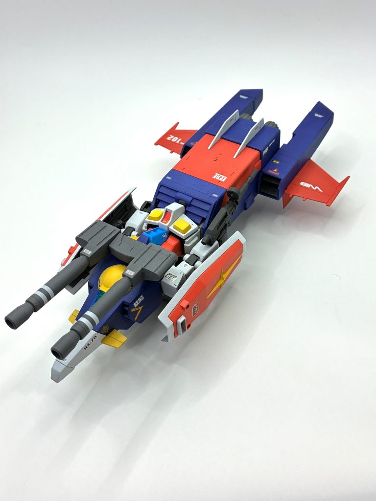 1/144 HG Gアーマー。気軽に遊べるGアーマーとして凄く優秀。ただしガンダムの収納は干渉が多く、塗装ハゲを気にするなら足首は外しておいた方が良いです。またリア側の荷重が高く、すぐ尻餅をついてしまいます。あとコクピットはまぁそのなんだ、キャノピーを裏から塗って見えなくするのが吉。