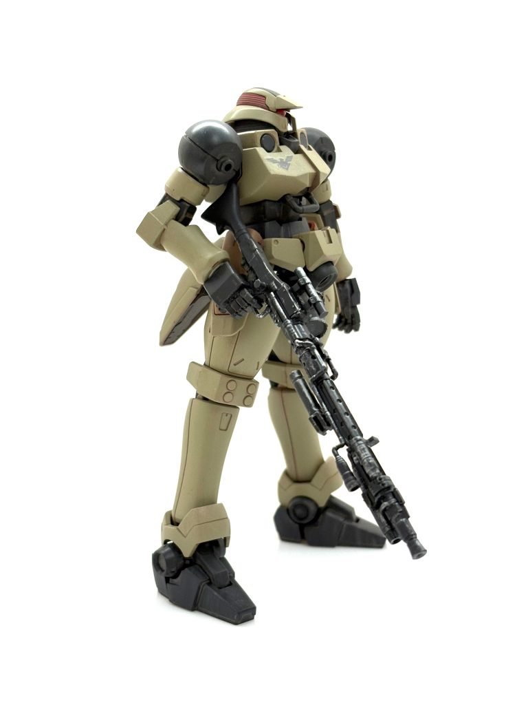 銃はバンダイ1/12 デストルーパーのライフルを少しデコったのを持たせています。マガジンはタミヤの1/35ジェリ缶セットのバケツです。奇跡のサイズ感