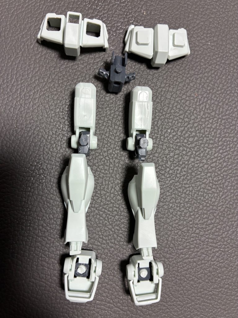 下半身制作途中。各接合部の削り込みがわかるでしょうか。足をハの字に開くべく、股パーツの接合部も削って上向きにした他、パンツは内側を薄く削り込みましたが、これでもまだ足りなかったです(gundam-kao1)