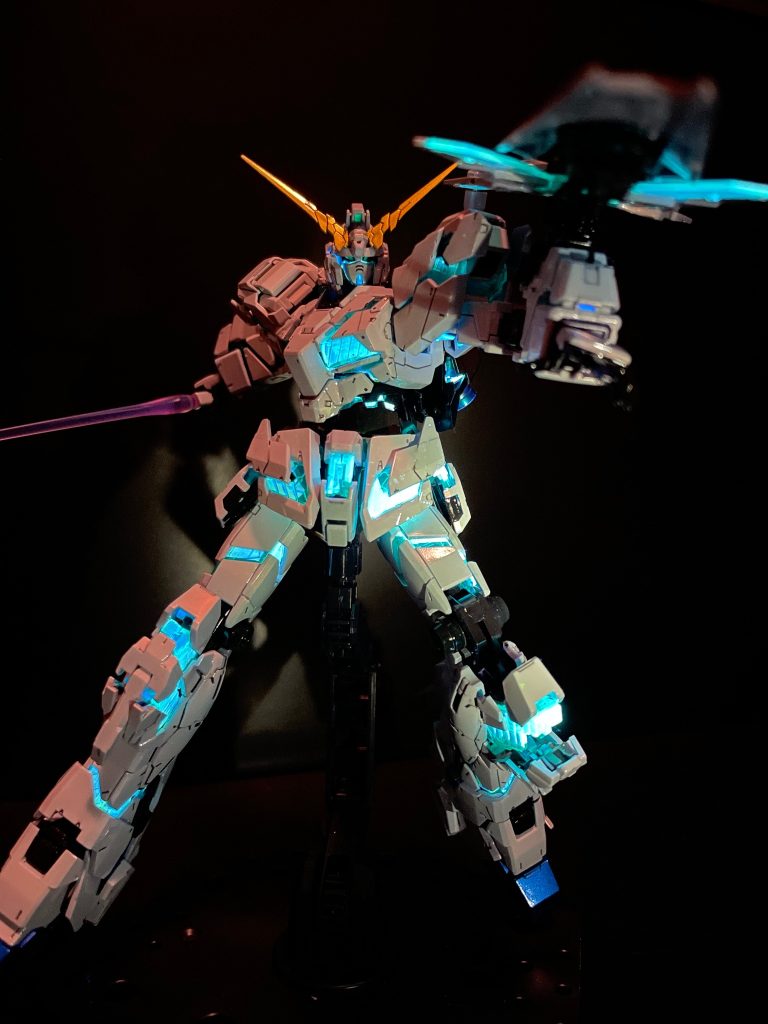 サイコフレームは、蛍光塗料を塗っているのでUVライトを当てると発光します